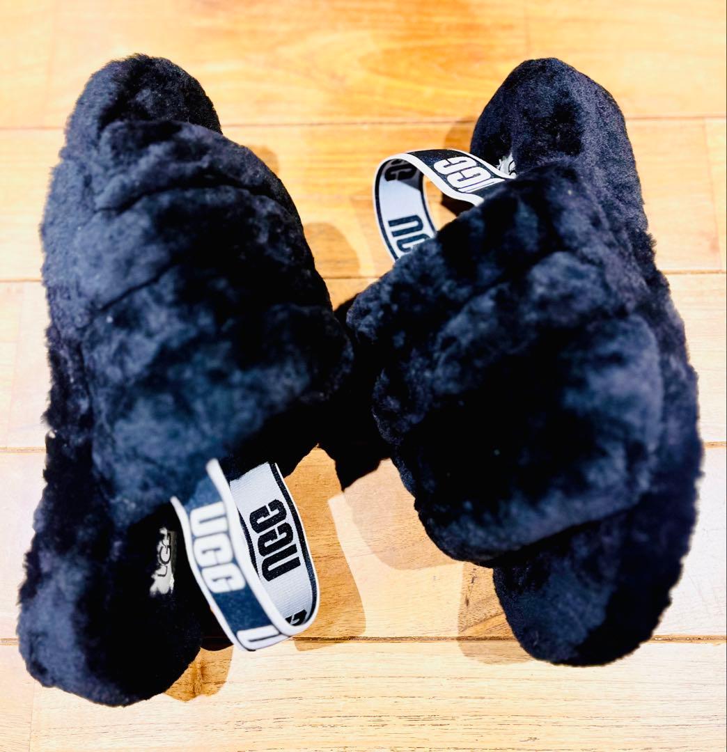 【美品】UGG W FLUFF YEAH SLIDE 黒 ボアサンダル 25cm