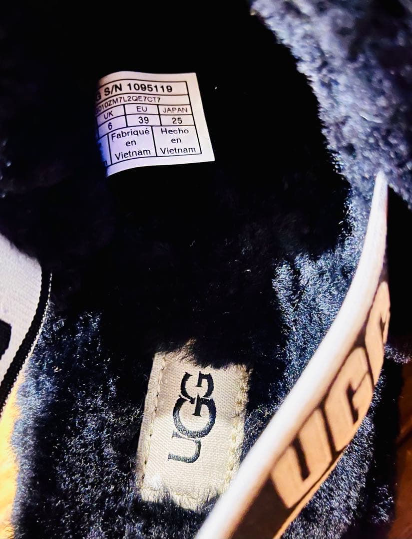 【美品】UGG W FLUFF YEAH SLIDE 黒 ボアサンダル 25cm