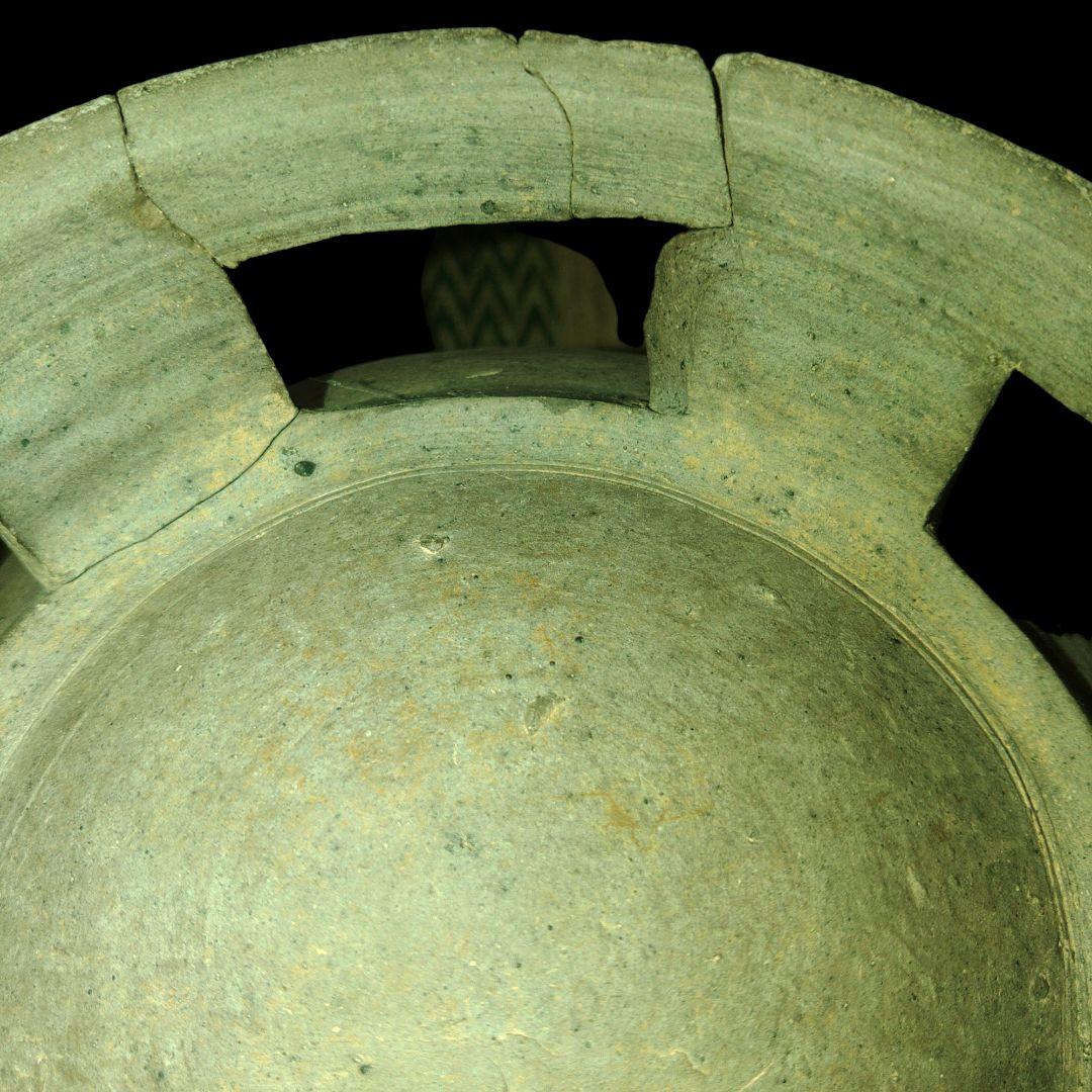 朝鮮　新羅　須恵器　台付長頸壺　5世紀