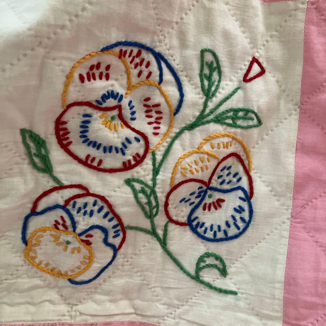 ビンテージ刺繍キルト(スーちゃん他) 172×180位　刺繍部分20角×32個