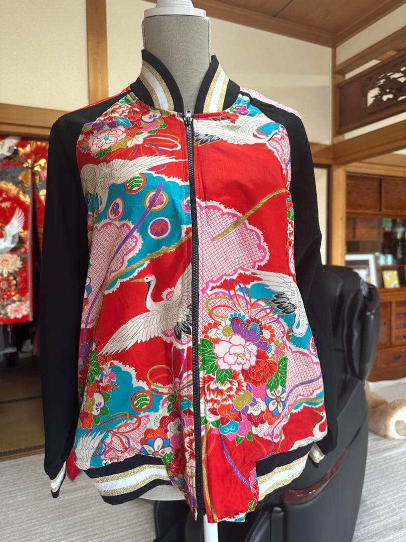 着物リメイク　和柄スカジャン 赤 黒 鶴 花柄