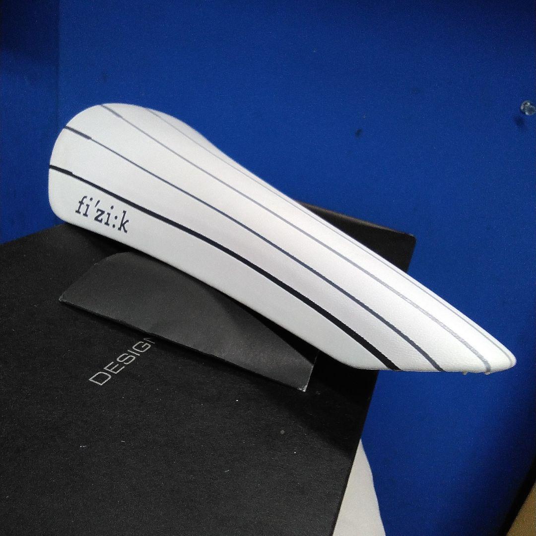 新品未使用 fi'zi:k Volta R1 カーボン サドル192g ホワイト