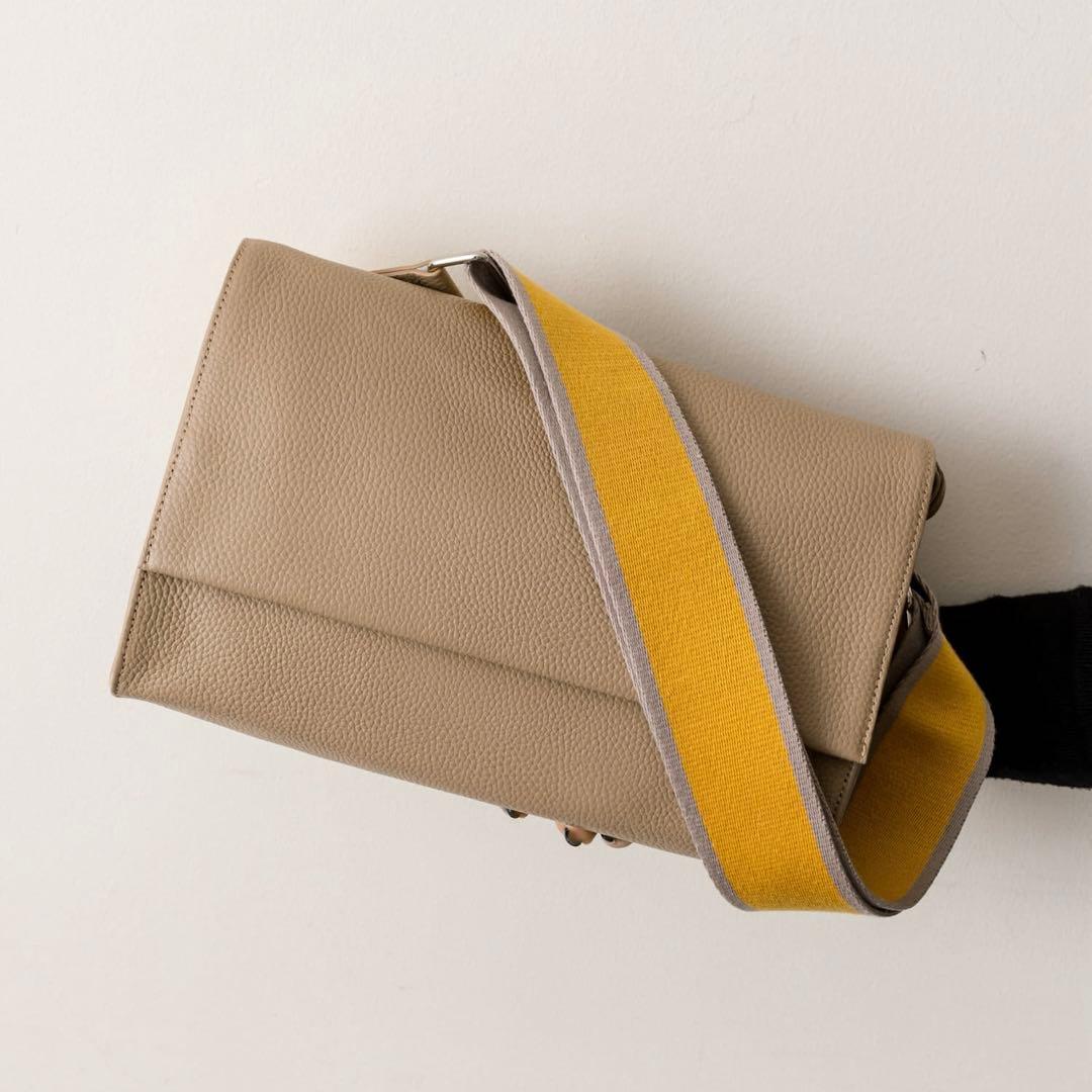 イアパピヨネ 《本革》ベージュ ワイドテープショルダーバッグ ボディバッグ