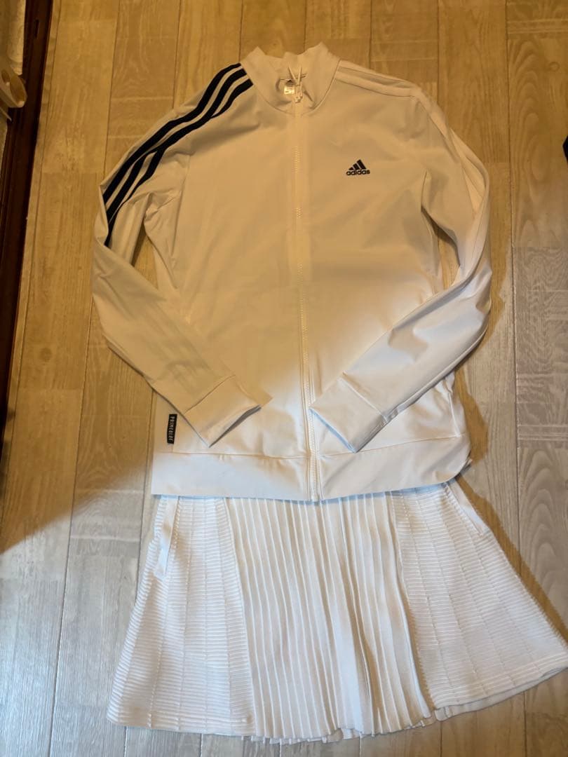 adidas ホワイトジャケットとスカートセット