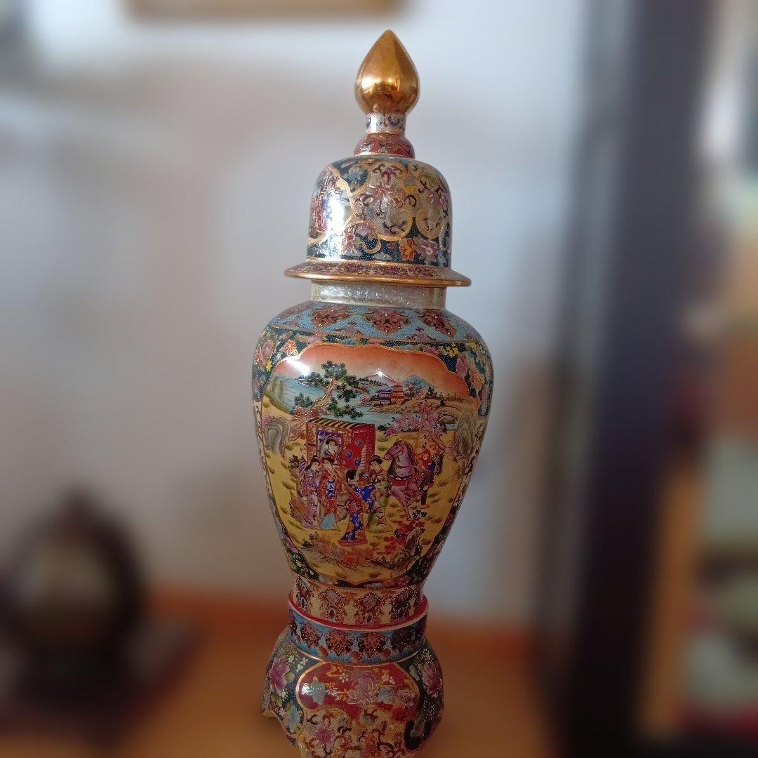 日本の伝統的な陶器の壺