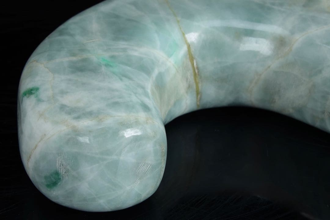 糸魚川翡翠 勾玉 特大2474g 天然ヒスイ 天然石 観賞石 原石 美石 鉱石