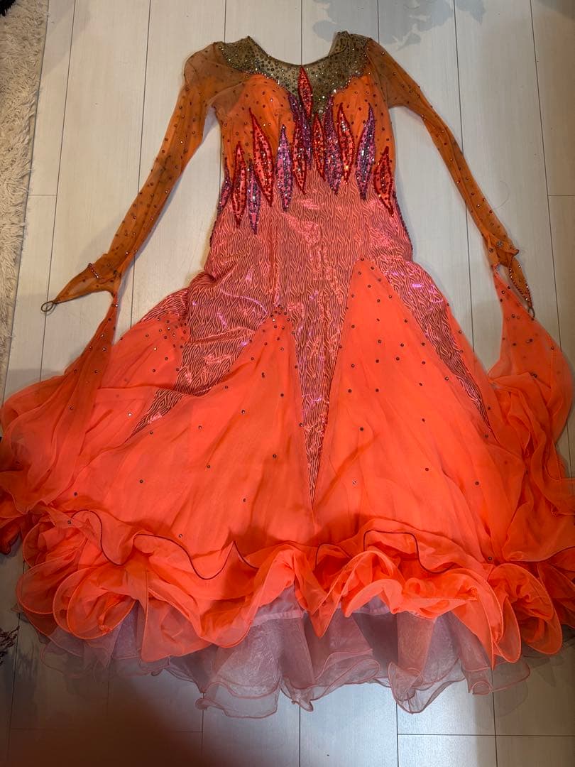 ダンスドレス　　オレンジ　　スパンコール装飾