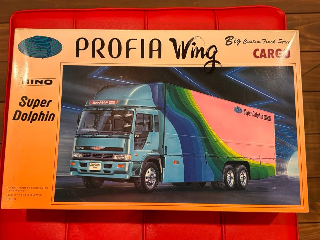 1/32 日野 スーパードルフィンプロフィアウイングカーゴ 【未組立て品】