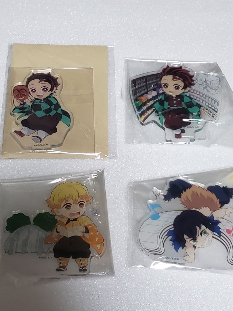 【希少】鬼滅の刃 海外限定 アクリルスタンド 缶バッジ 38点セット 中国 韓国