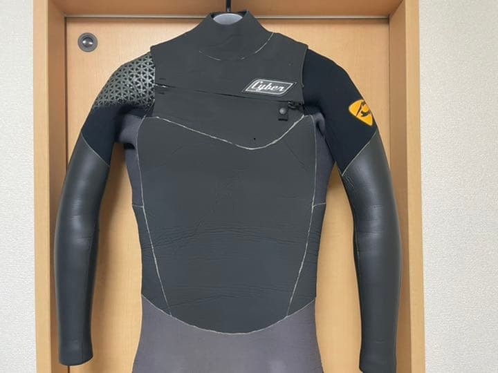 ウェットスーツ　ブランド　CYBER