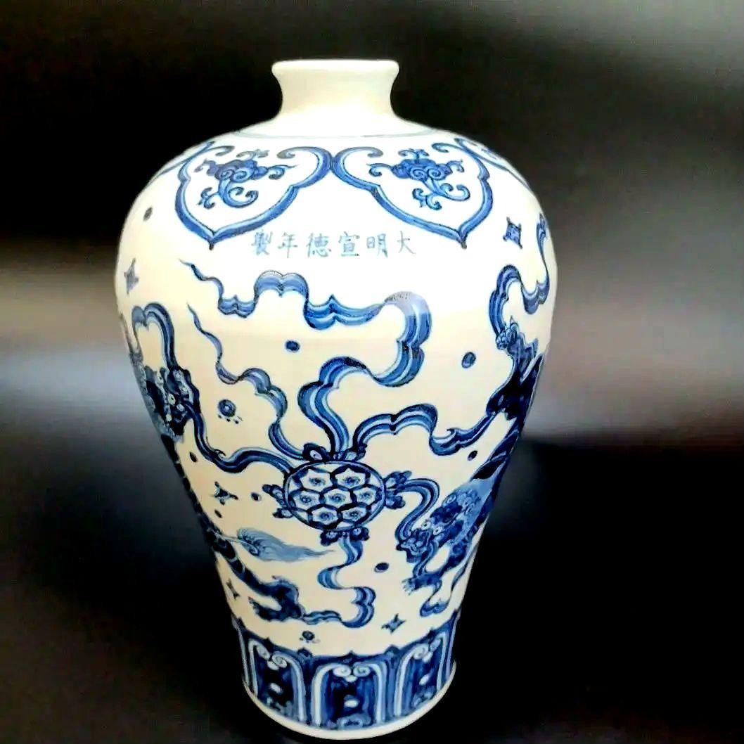 染付獅子文梅瓶