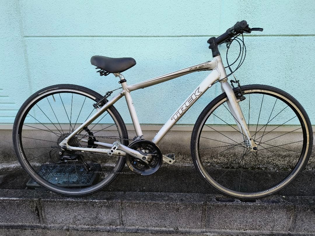 Trek7.3FXクロスバイク白700X28CサイズS位走る曲がる止まる問題無し