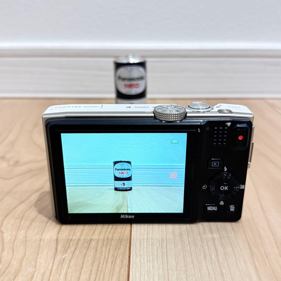 【極美品】　Nikon ニコン　COOLPIX S8200 デジカメ　コンデジ