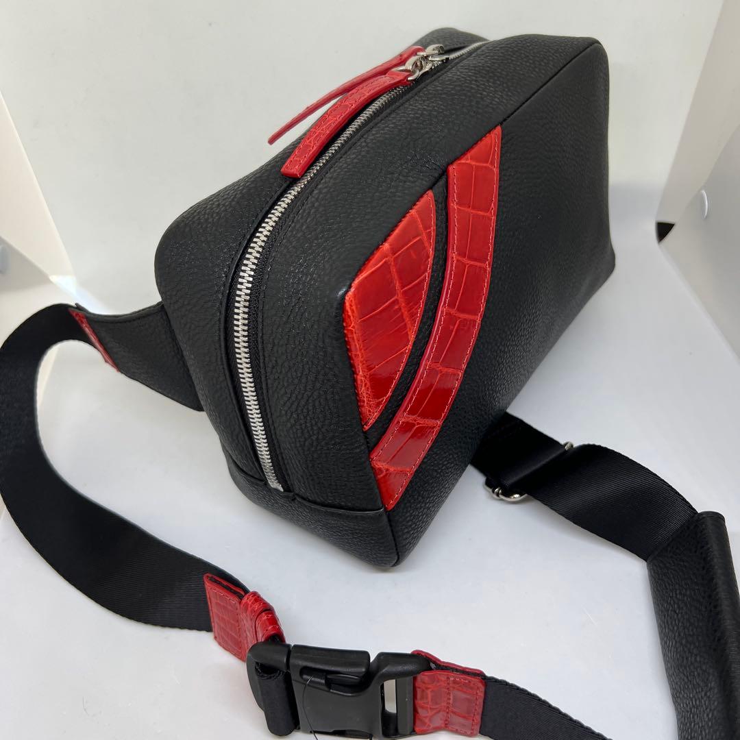 新品　男女兼用　クロコダイルアクセント 本革ボディバッグ