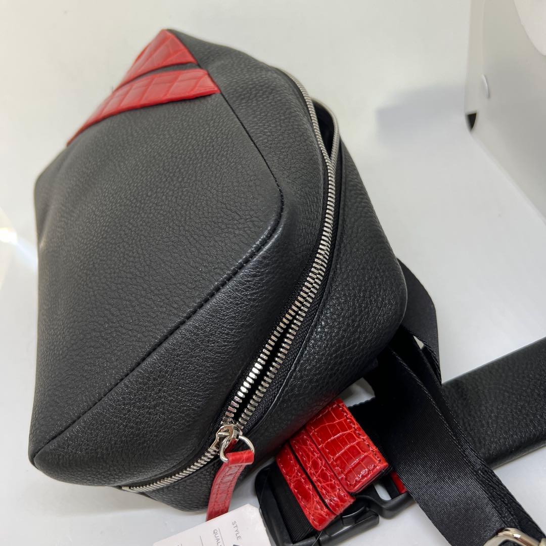 新品　男女兼用　クロコダイルアクセント 本革ボディバッグ
