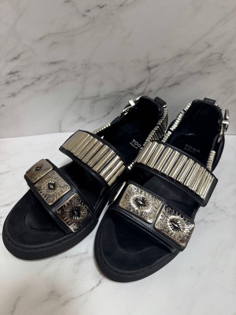 TOGA PULLA メタル装飾 ブラックサンダル
