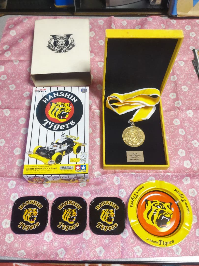 阪神タイガースミニ四駆、灰皿、アルミコースター、オマケで2003優勝記念メダル