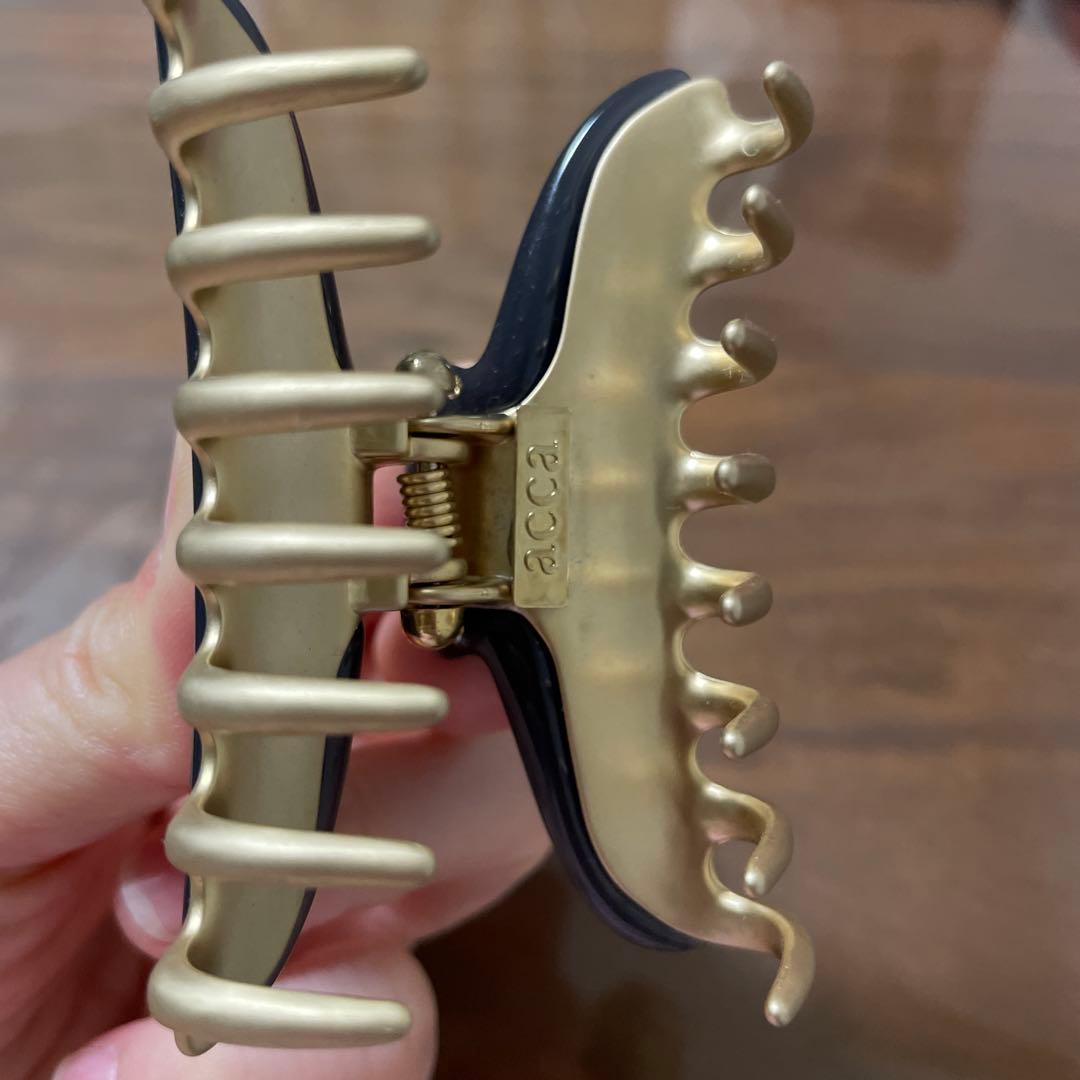 accaのネイビーとゴールドのヘアクリップ