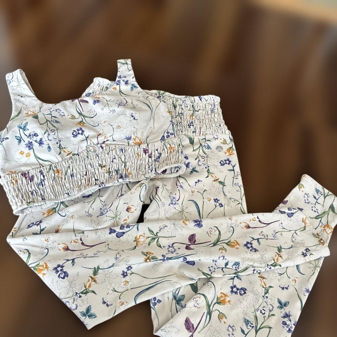 SUKALAフラワーシャーリングレギンス&ブラトップ　セット　Sサイズ