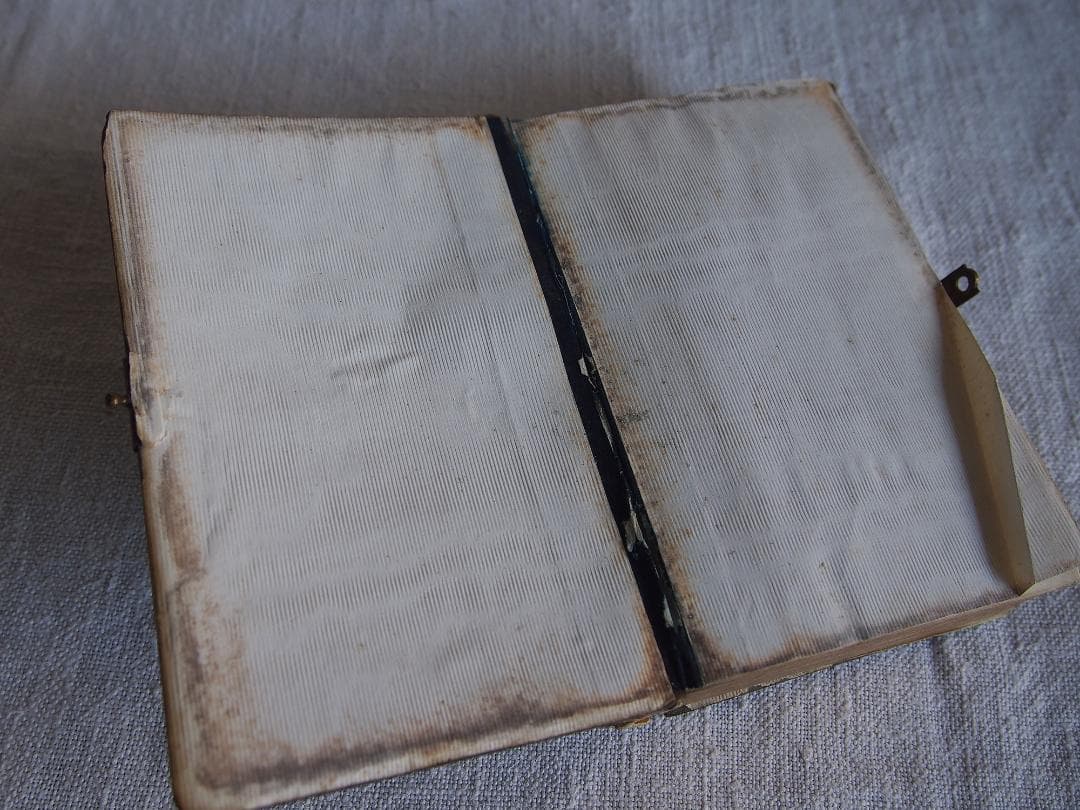 ミサ典礼書 白蝶貝象嵌と金彩装飾の古い本 留め金付きのカトリック祈祷書/K370