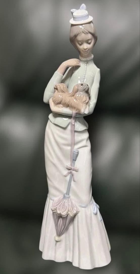 リャドロLLADROの大型陶器　仔犬を抱く貴婦人