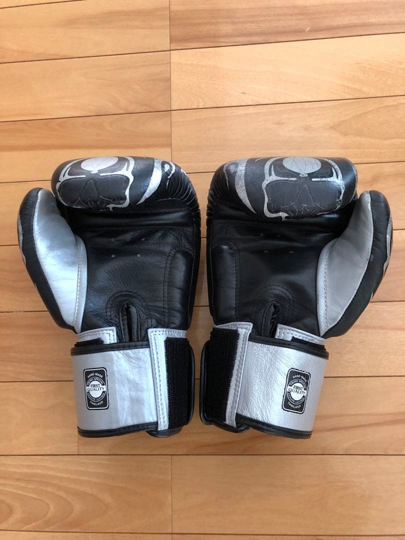 本革レザーTWINS【ツインズ】キックボクシングムエタイグローブ 黒/銀8オンス