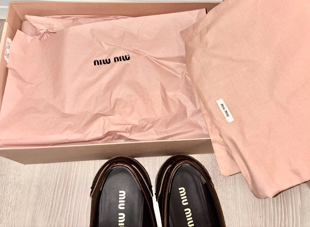 miumiu ブラッシュドレザー ペニーローファー