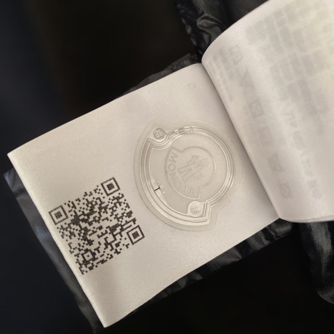 MONCLER フード付き ブラックダウンジャケット