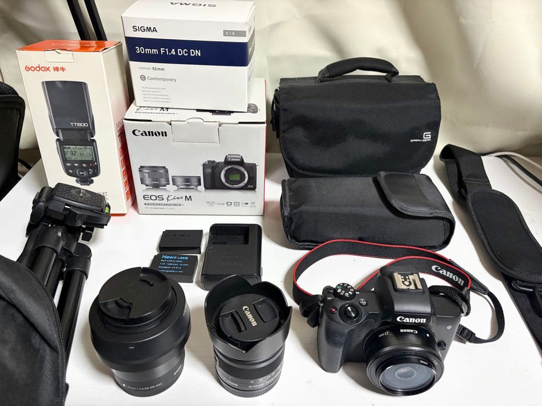 Canon EOS Kiss M セット単焦点F1.4＋3レンズ＋ストロボ＋三脚