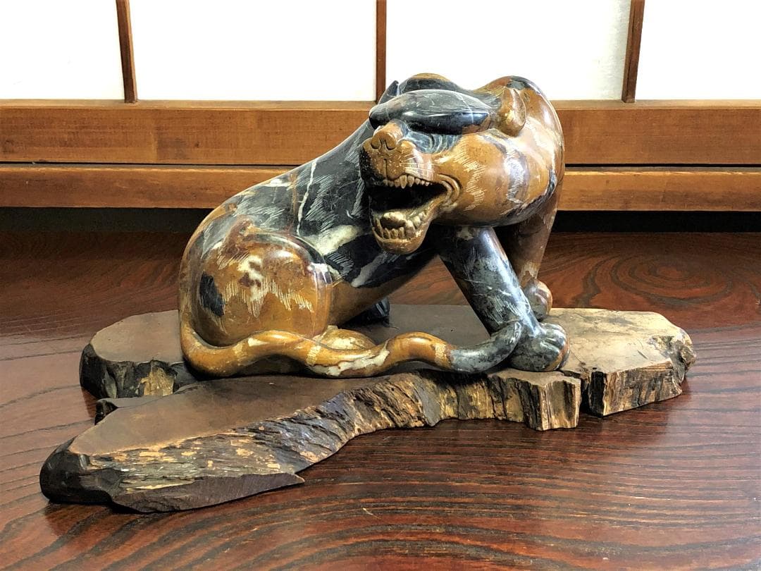 【 寿山石虎 】　天然石彫　江戸時代　ガラス眼　木台付