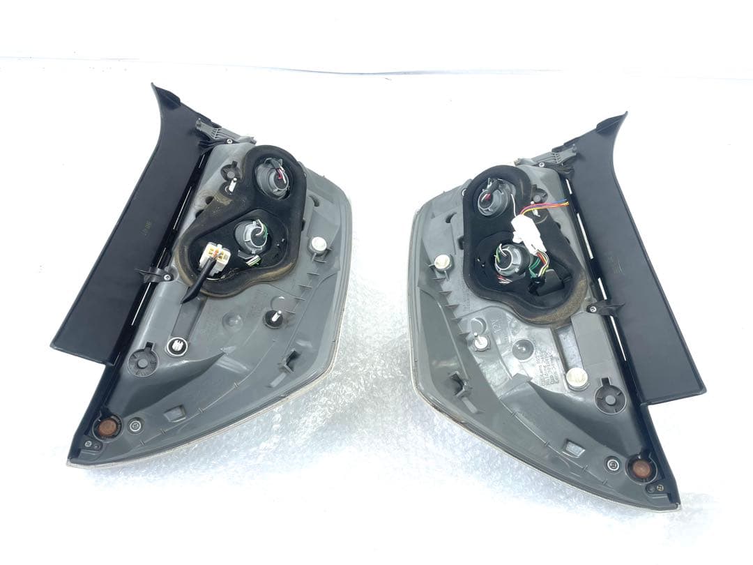 プリウス ZVW30/後期テールライト左右セット純正 STANLEY47-55