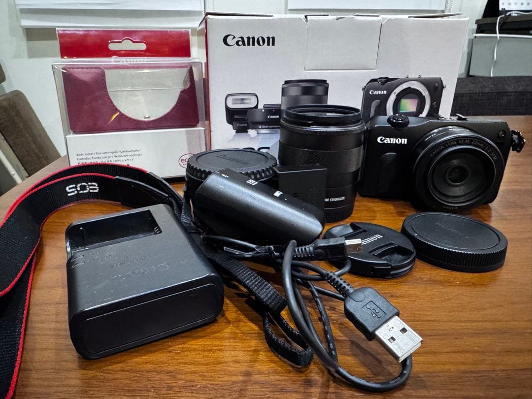 Canon EOS M ミラーレスカメラ　ダブルレンズキット