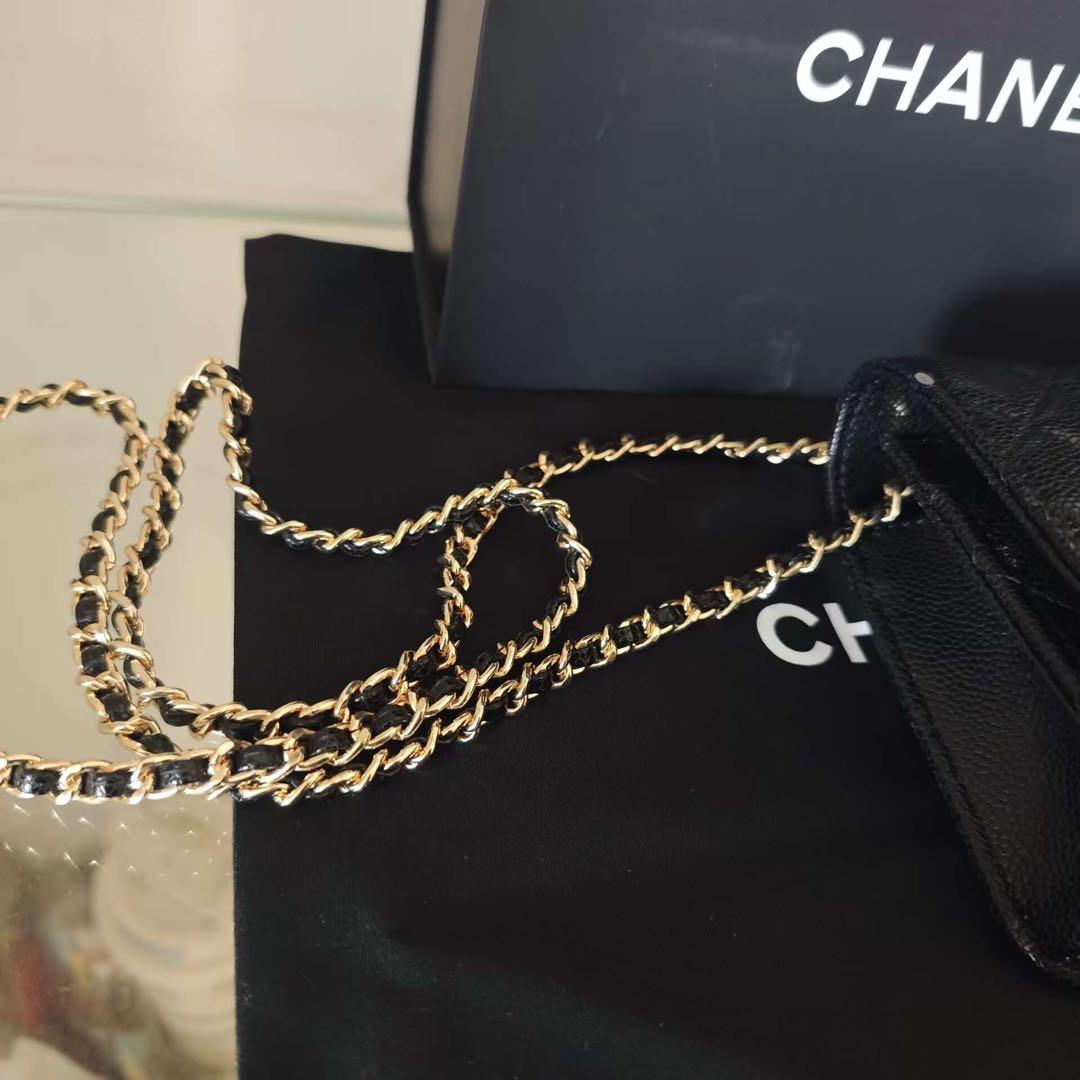 ブラックのキルティングデザイン、ゴールドチェーンのショルダーバッグ