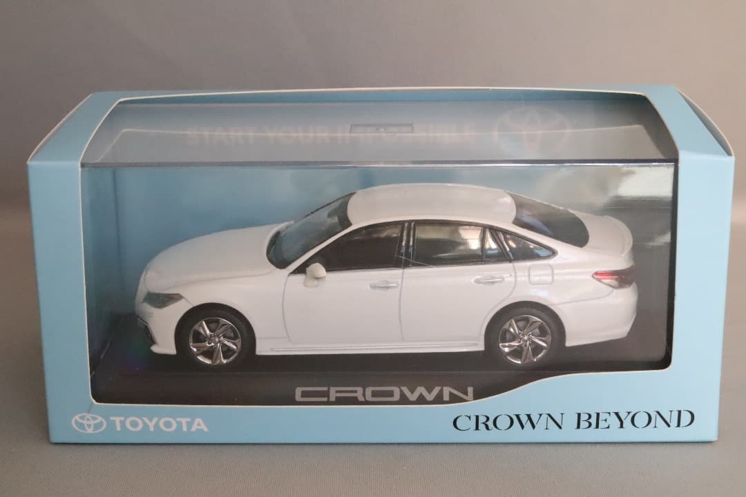 【非売品】トヨタ クラウン RS アドバンス ホワイトパール　1/30スケール