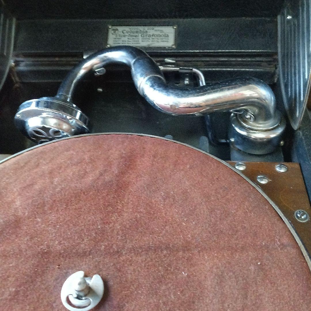 レトロなコロンビアの卓上蓄音機です。