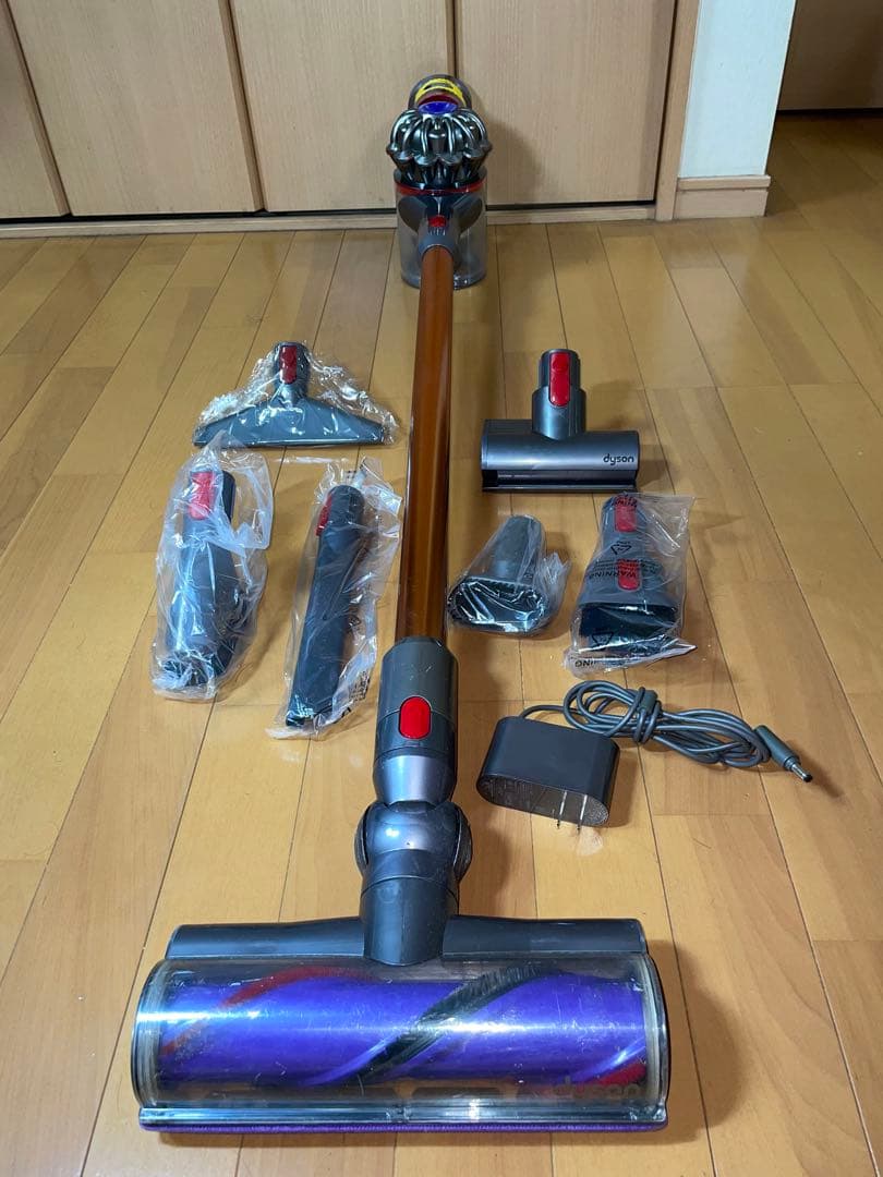 ダイソンV7 SV11コードレスクリーナー掃除機1