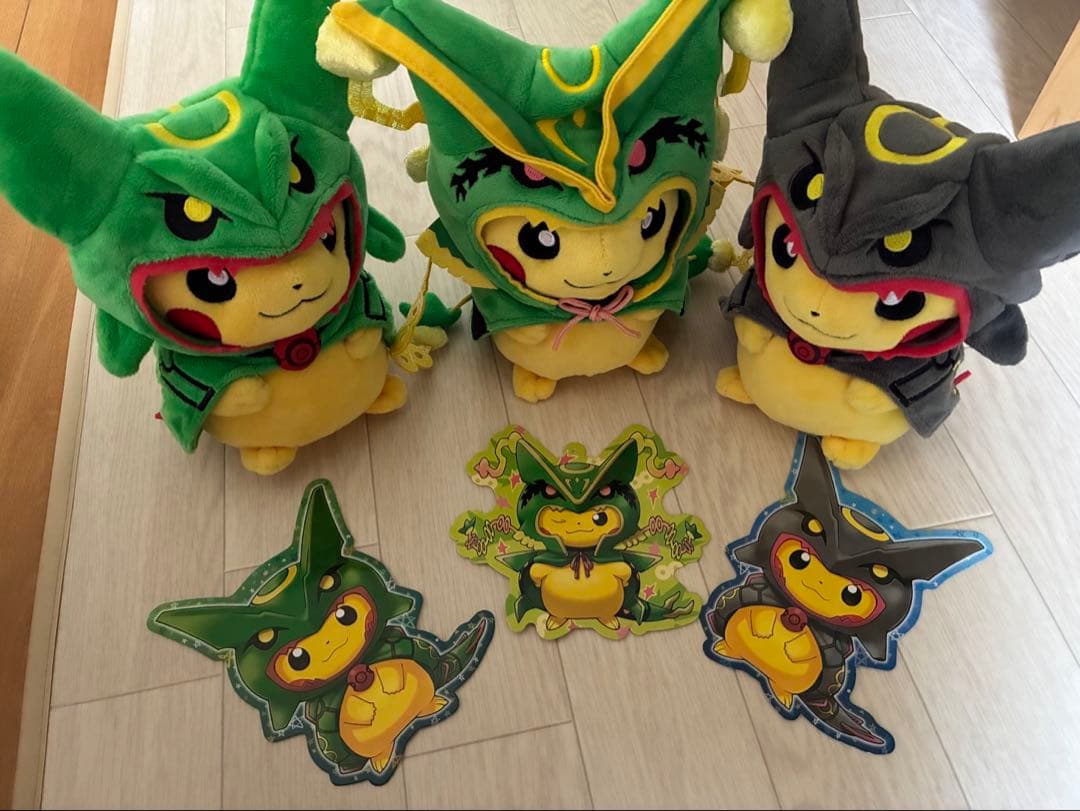 レックウザ、黒いレックウザ、メガレックウザのポンチョを着たピカチュウ　ぬいぐるみ
