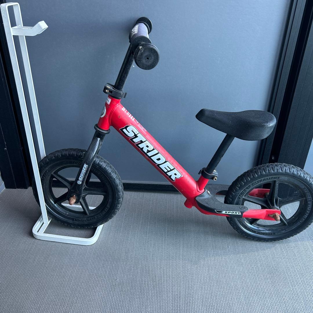 STRIDER バランスバイク 赤 12インチ　スタンド付き