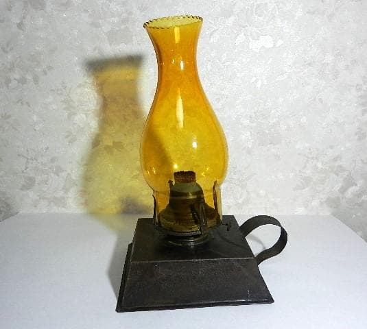 珍しい持ち手付き台形立方台座のアンティークオイルランプ