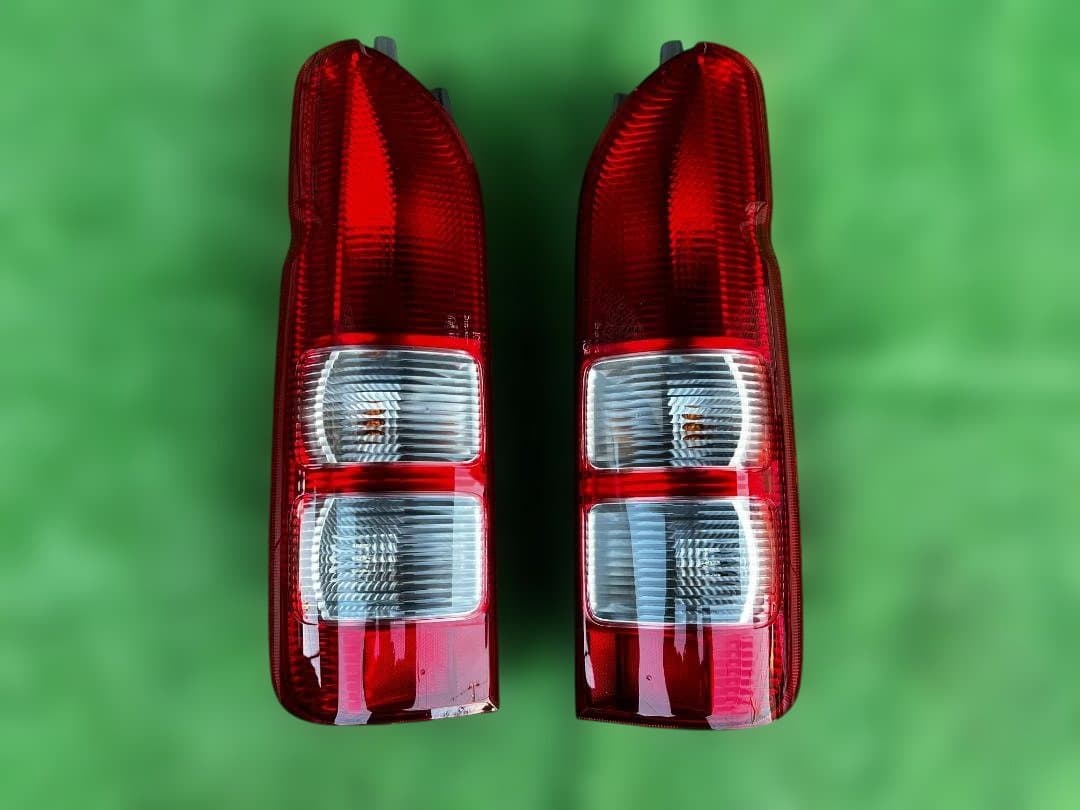 と*も様 新車外し/ハイエース 純正テールランプ 左右セット koito 26-