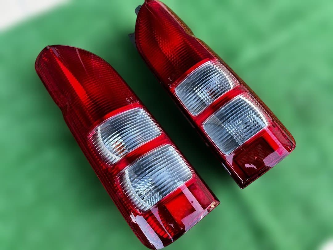 と*も様 新車外し/ハイエース 純正テールランプ 左右セット koito 26-