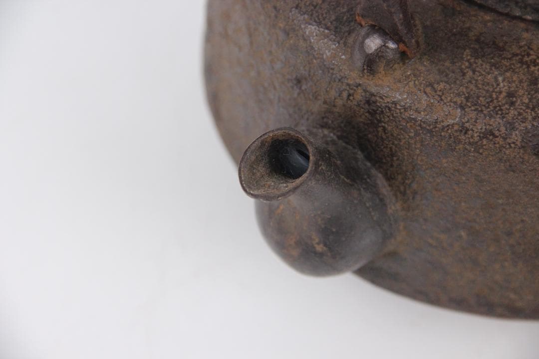 南部鉄器　金孤堂　松竹梅彫　馬摘蓋　鉄瓶　容量約1000ml　 Eo21-30