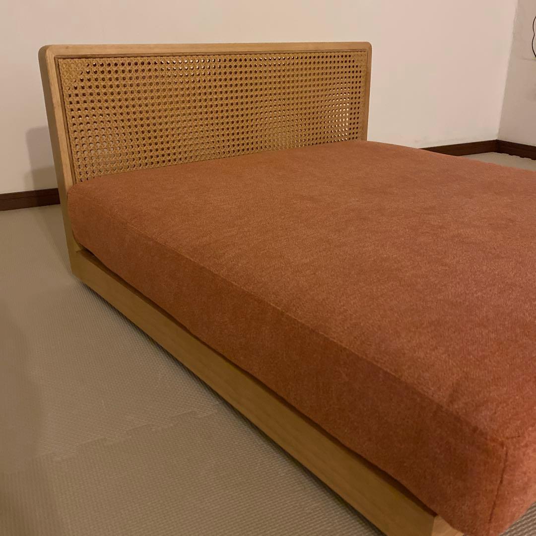 ほぼ新品　1人掛けソファー　大きめソファー　ローソファ　背もたれ木製　お洒落