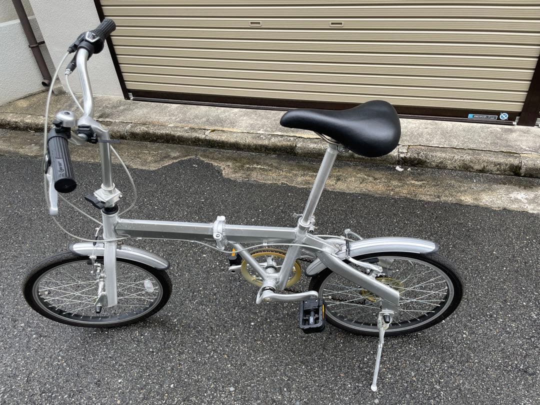 ほぼ新品の シンプルな折りたたみ自転車 シルバー 6段変速