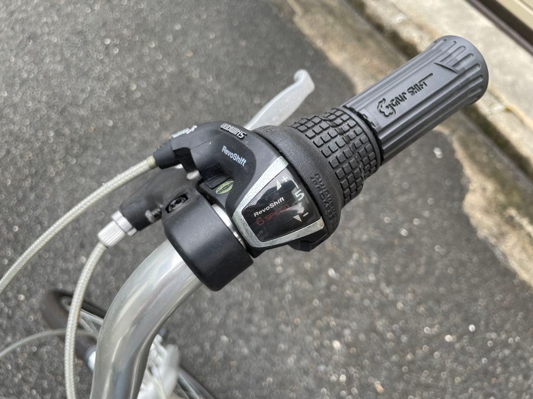 ほぼ新品の シンプルな折りたたみ自転車 シルバー 6段変速