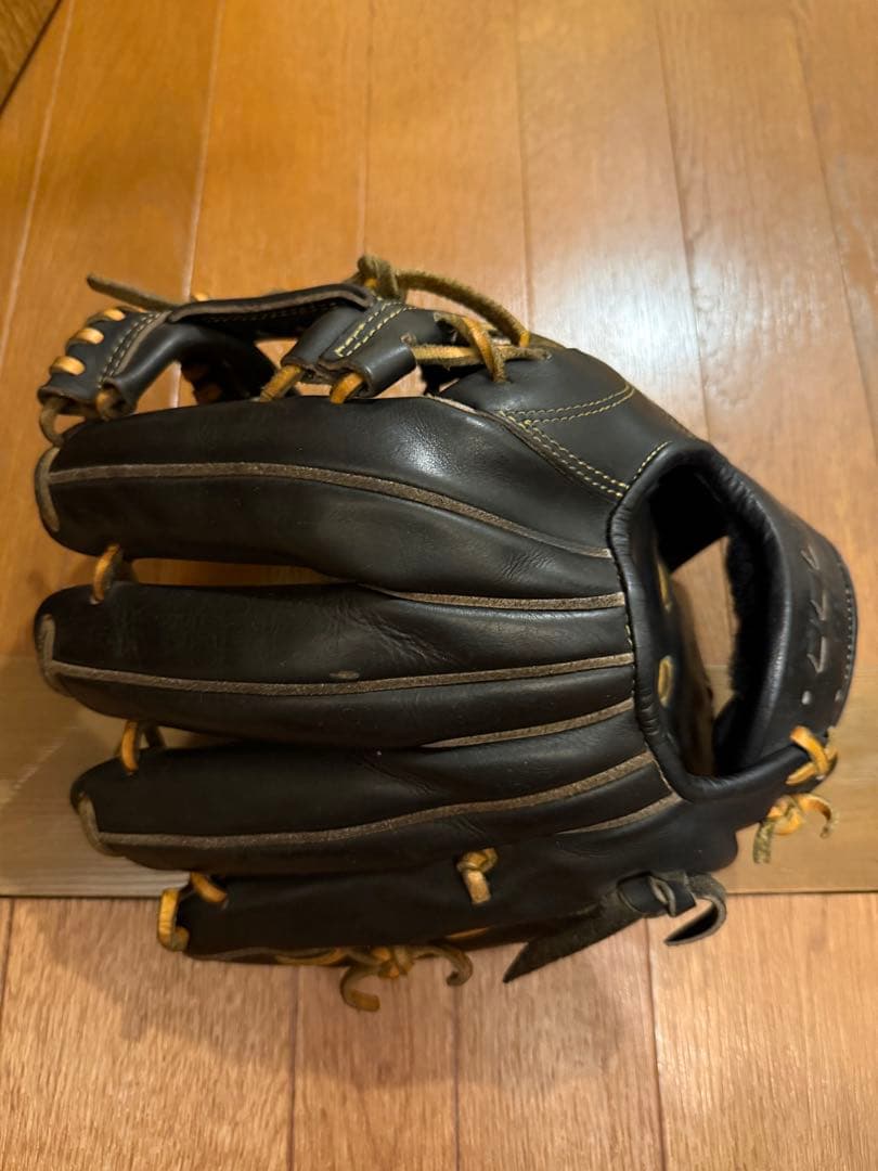 黒いレザー硬式グローブ