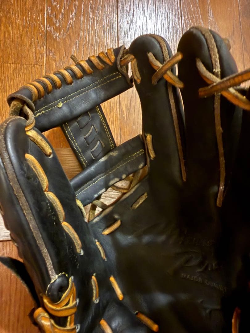 黒いレザー硬式グローブ