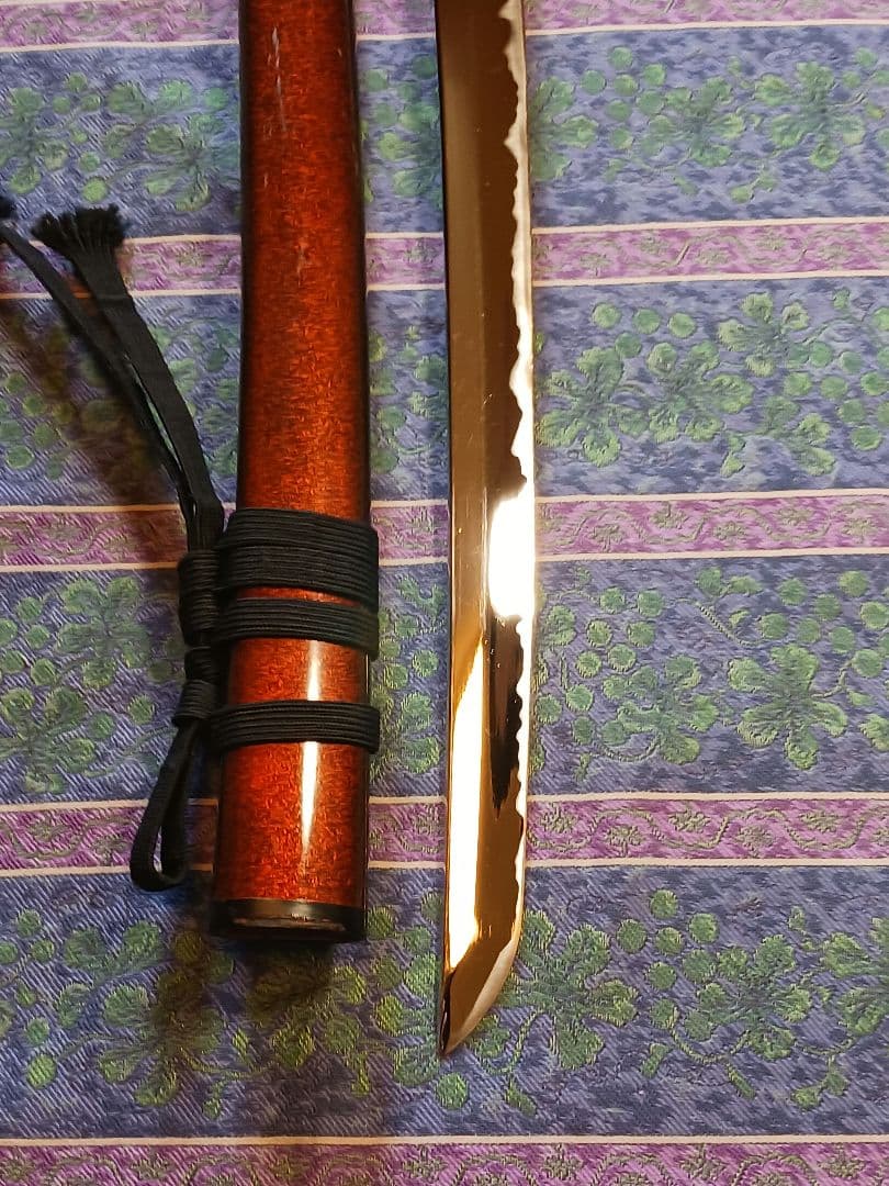 居合前差し用脇差、黒合皮革巻　黒鮫仕、刃紋.乱れ二重刃文　　　金具.勝龍一作