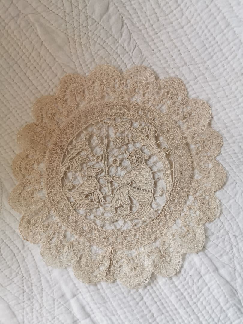 アンティーク ポワンドヴェニス 見つめ合う犬と人 美しいニードルレースドイリー