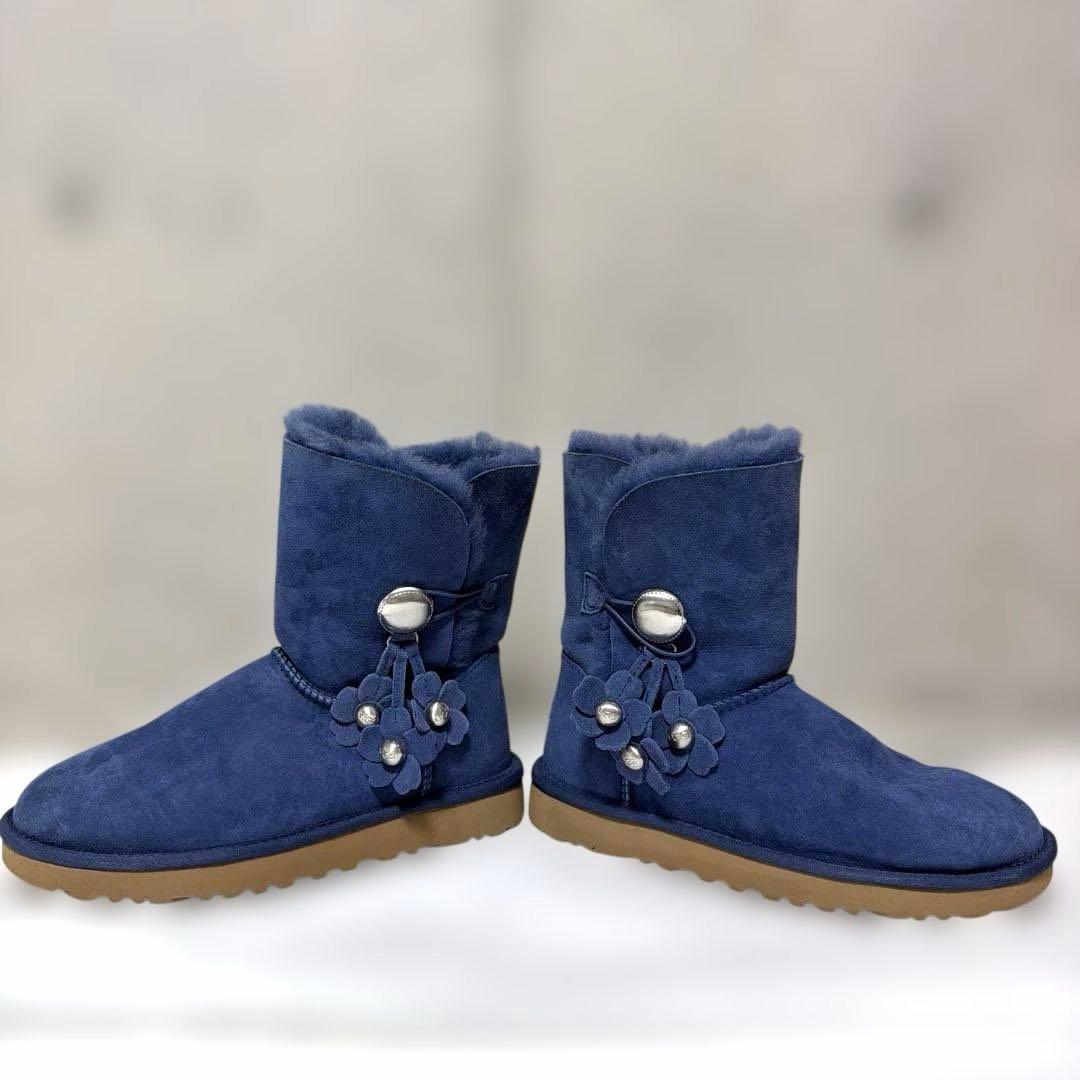 UGG ネイビー ブルーフラワーチャーム付き